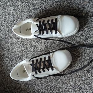 White Vepose sneakers